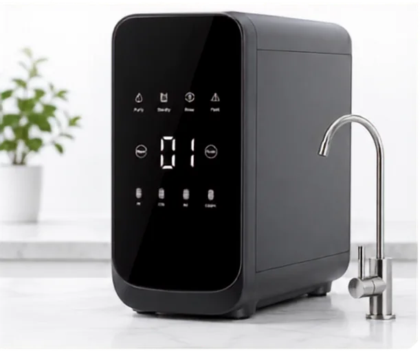 Equipo de ósmosis de flujo directo en negro con pantalla, junto a su grifo en una cocina