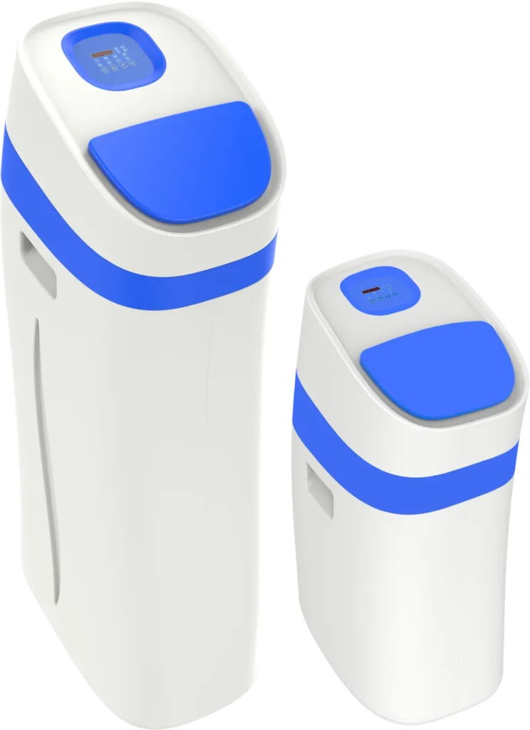 Dos descalcificadores domésticos en blanco y azul, uno grande y otro pequeño